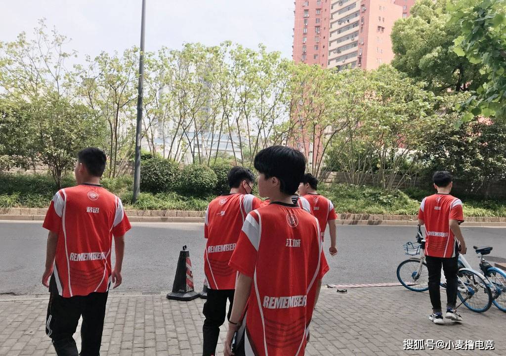 电竞巡回赛上演强强对话，南城霹雳队翻盘燕赵天虎队，战术调整见效；技战术储备厚实的简单介绍